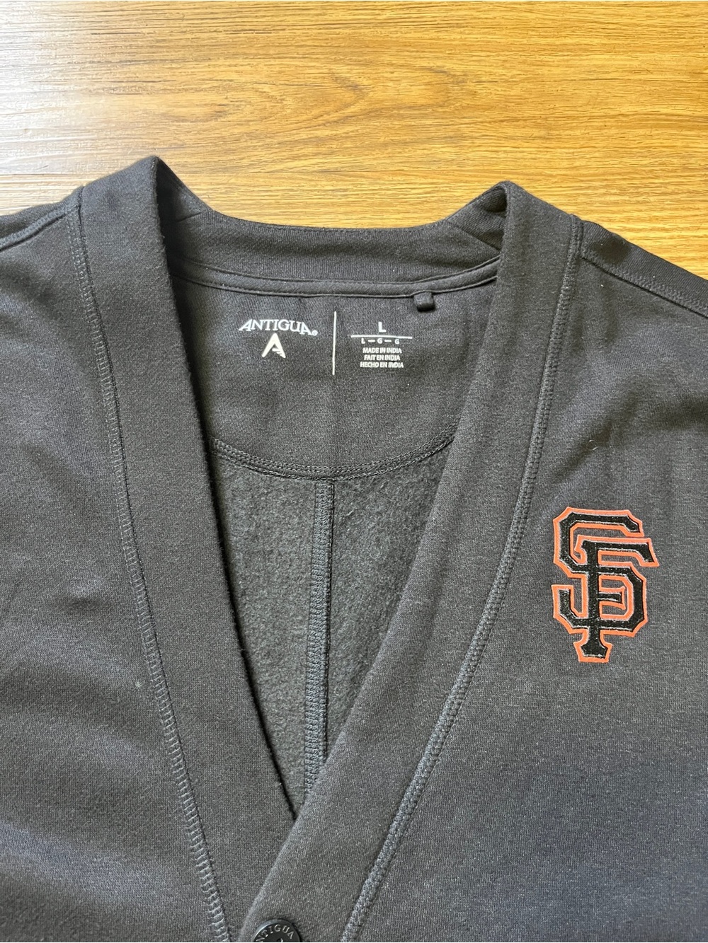 Men’s San Francisco Giants Antigua Black Victory Button-Front Cardigan Sweater - Picture 2 of 8